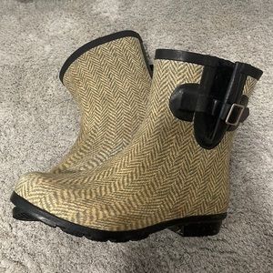 Nomad Women's Gray Herringbone Pattern Mid Calf WP Rubber Rain Boots